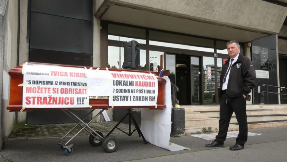Vlasnik pogrebnog preduzeća danima štrajkuje glađu u kovčegu ispred hrvatskog Ministarstva pravde