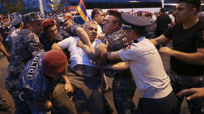 Šok bombe u Jerevanu: Najmanje 50 ljudi hospitalizovano u sukobu demonstranata i policije, jedna osoba kritično
