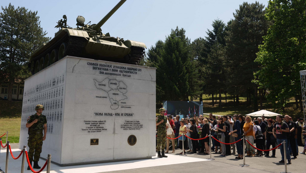 U Leskovcu podignut spomenik pripadnicima VS i policije poginulim 1998. i 1999. godine