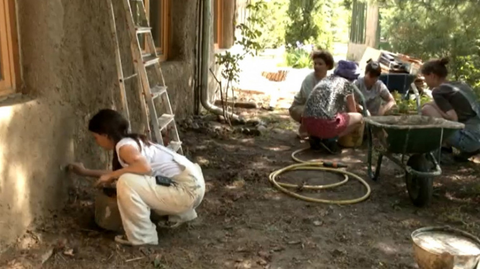 U Srbiji niču kuće napravljene od blata: Pandemija i rat u Ukrajini oživeli gradnju prirodnim materijalom
