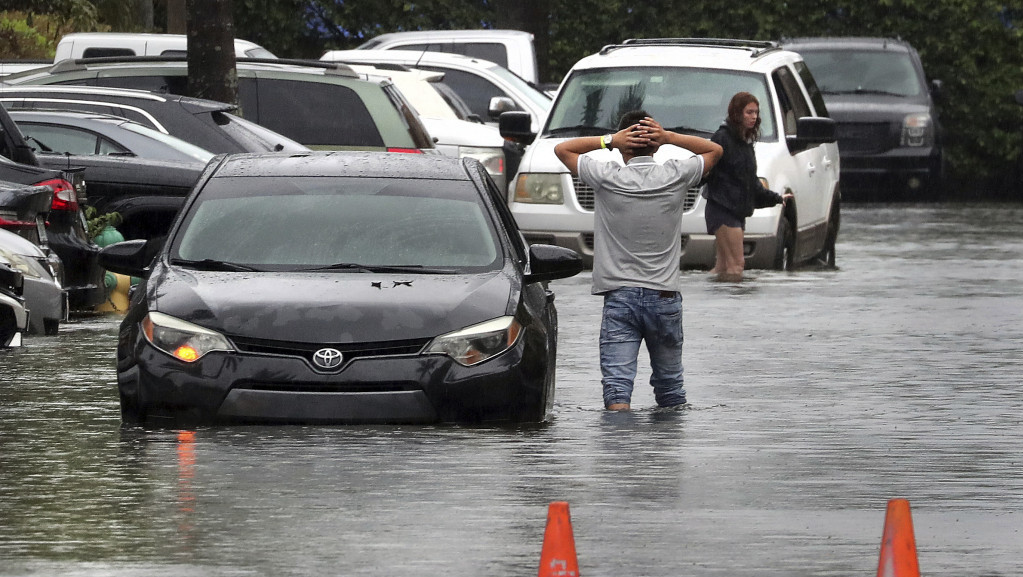 Olujni sistem poplavio saobraćajnice na jugu Floride: "Situacija je opasna po život, otkažite putovanja"