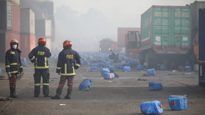Policija Bangladeša otvorila istragu nakon velikog požara u skladištu kontejnera, stradale 44 osobe