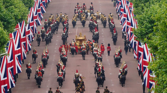 Završava se proslava platinastog jubileja Elizabete II: Zabave širom Britanije, kraljica "ugostila" Medu Padingtona