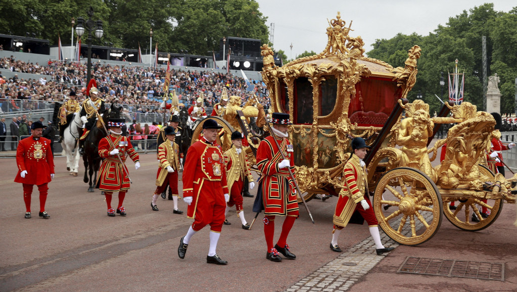 Završava se proslava platinastog jubileja Elizabete II: Zabave širom Britanije, kraljica "ugostila" Medu Padingtona