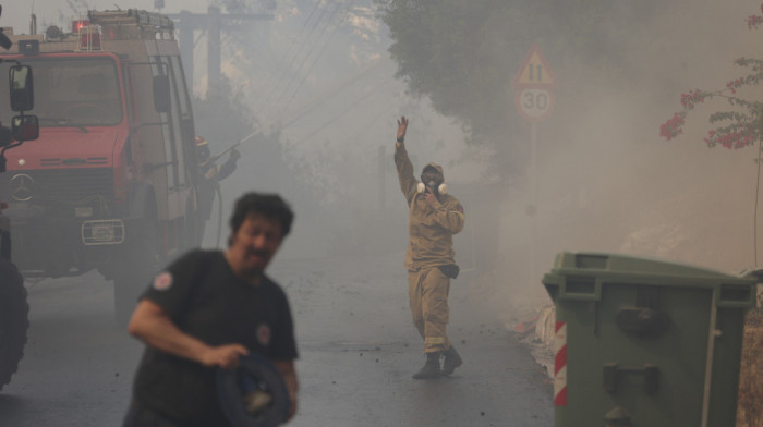 Drugi dan požara u okolini Atine: Više stotina vatrogasaca na terenu, oštećene kuće i vozila