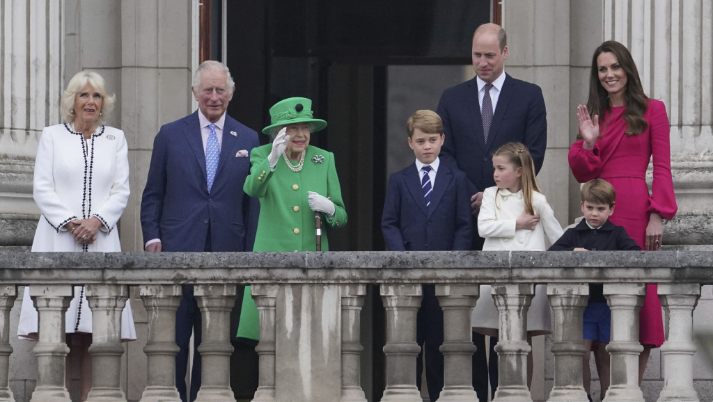 Kraljica Elizabeta sa porodicom na balkonu Bakingamske palate: Duboko sam dirnuta