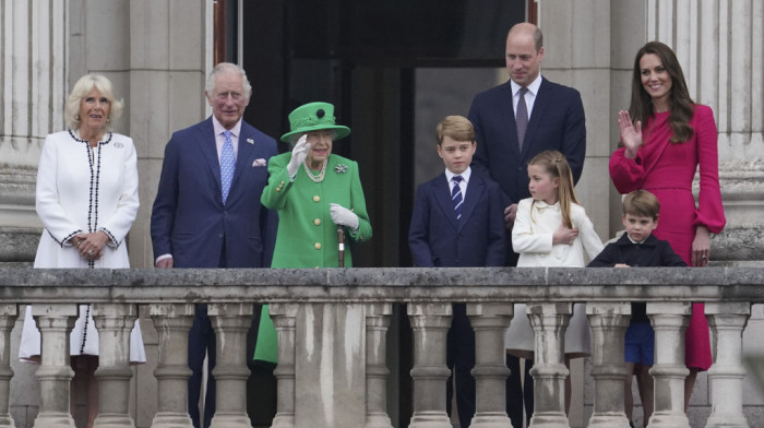 Kraljica Elizabeta sa porodicom na balkonu Bakingamske palate: Duboko sam dirnuta