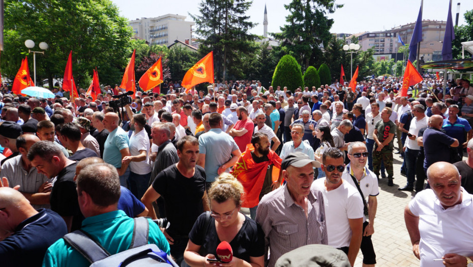 Suzavac na protestima veterana OVK u Prištini, povređena dva policajca