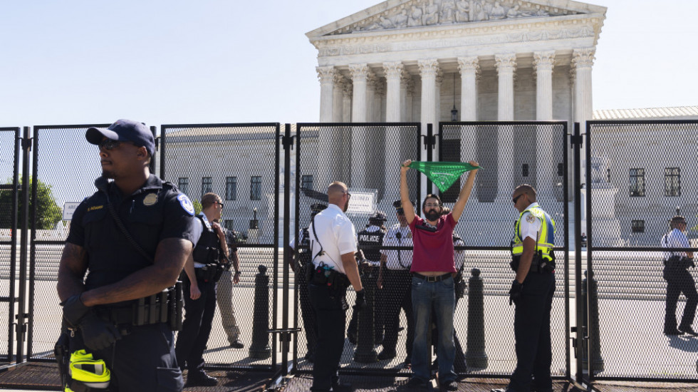 Incident u Vašingtonu: Muškarac se vezao lancem za ogradu Vrhovnog suda zbog mogućeg ukidanja prava na abortus