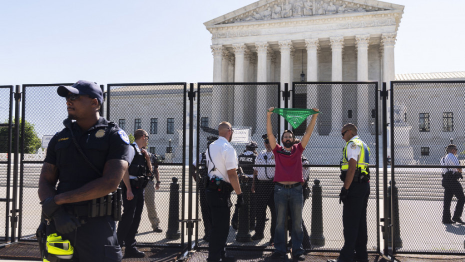 Incident u Vašingtonu: Muškarac se vezao lancem za ogradu Vrhovnog suda zbog mogućeg ukidanja prava na abortus