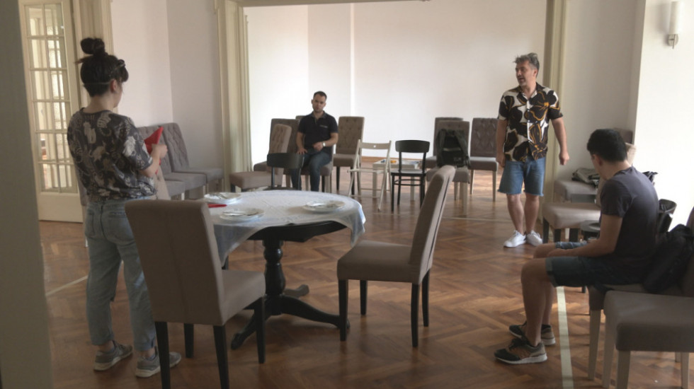 Euronews Srbija u poseti ekipi predstave "Naš sin": Pozorišna drama koja se igra u stanu