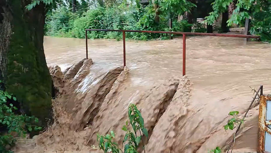 Velika šteta od bujičnih poplava u BiH, stanje u Tuzlanskom kantonu složeno
