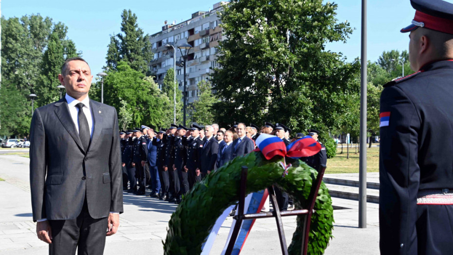 Vulin položio venac na spomen-obeležje pripadnicima Ministarstva unutrašnjih poslova povodom Dana policije