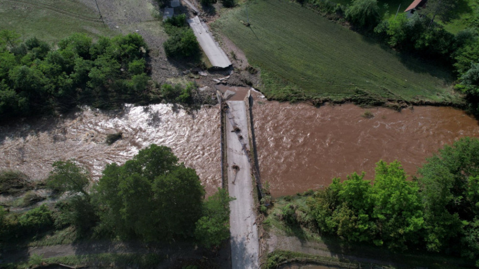 Na snazi vanredna odbrana od poplava u nekoliko mesta: Kamenica odnela dva mosta, Đetinja poplavila šetalište