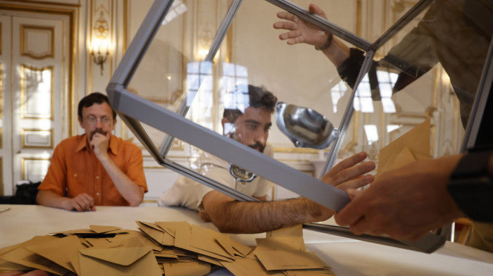 Ankete nakon prvog kruga parlamentarnih izbora u Francuskoj: Levica i Makronov savez skoro izjednačeni