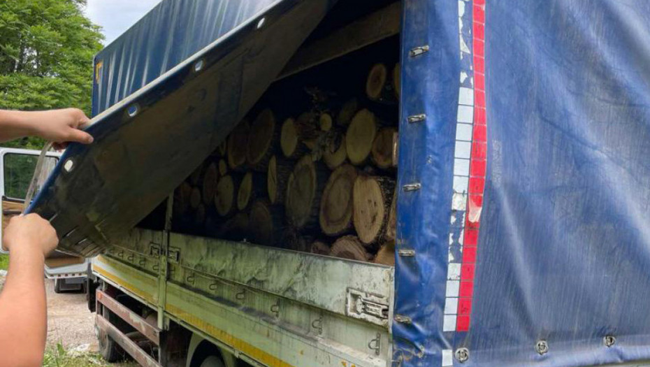 U jednom danu otkriveno pet kamiona sa ilegalno isečenim stablima, pojačane kontrole
