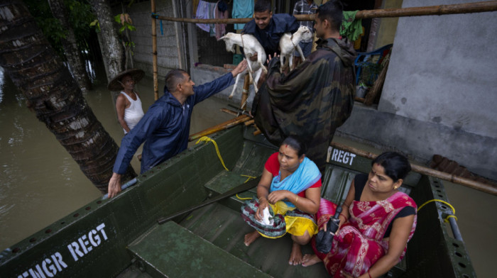 Broj žrtava koje su stradale u klizištima i odronu zemlje na severoistoku Indije porastao je na 26