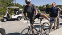 Bajden pao sa bicikla tokom vožnje po plaži: "Dobro sam, samo mi se zaplela noga"