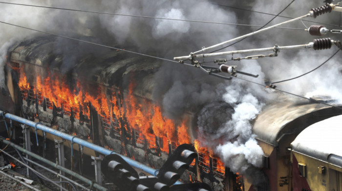 Protesti u Indiji zbog promena u vojsci, demonstranti zapalili vozove