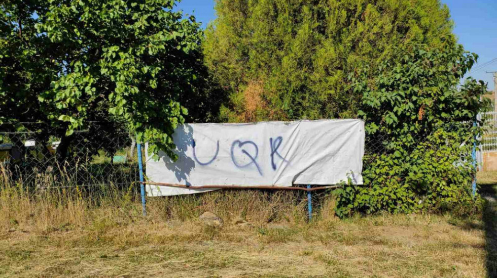 Natpis UČK na ogradi kuće porodice Trajković u Kišnici
