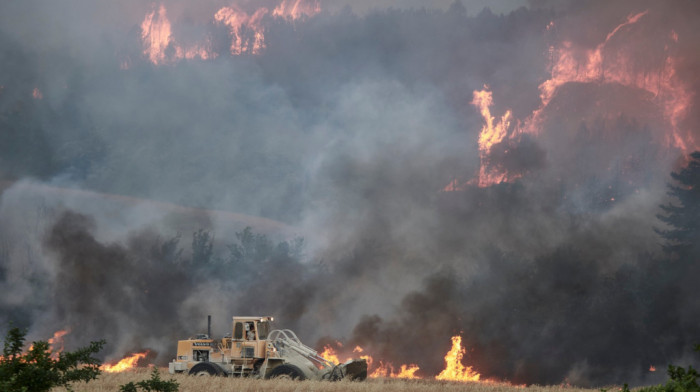 Vatrogasci se bore sa požarima širom Španije, evakuisano desetine sela