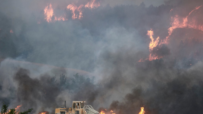 Vatrogasci se bore sa požarima širom Španije, evakuisano desetine sela