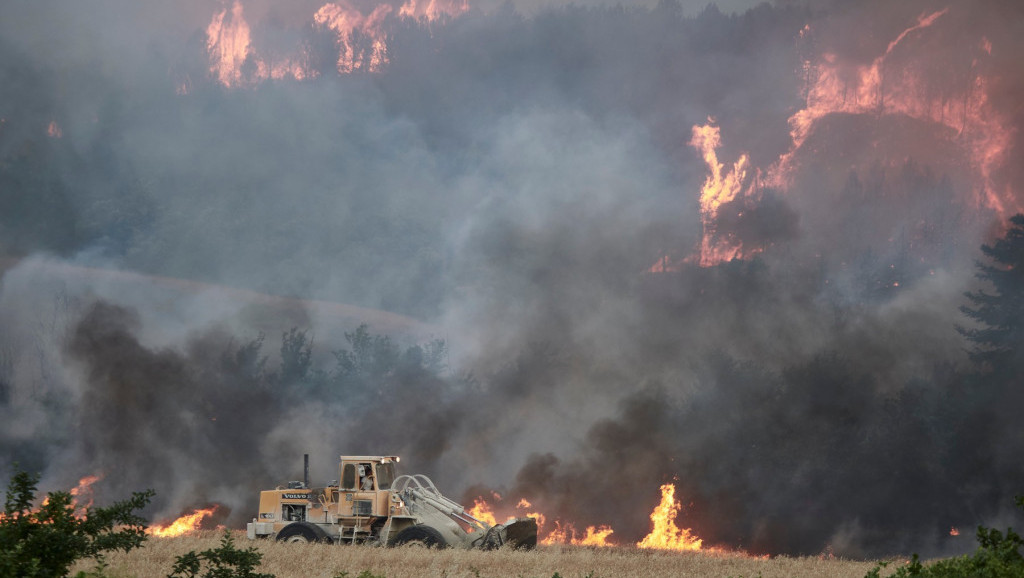 Vatrogasci se bore sa požarima širom Španije, evakuisano desetine sela