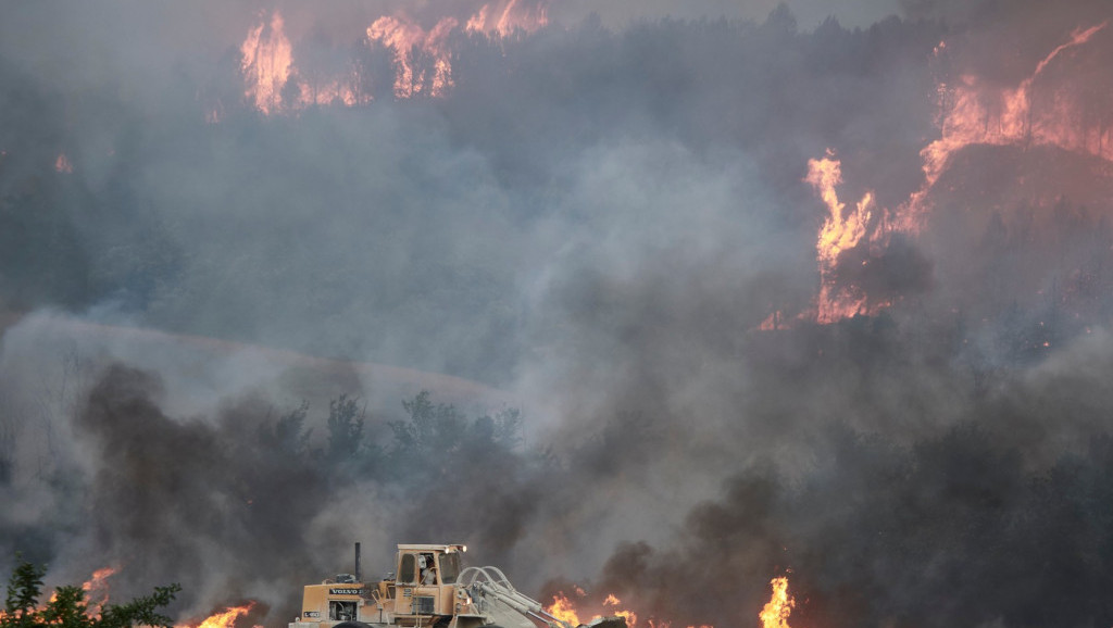 Vatrogasci se bore sa požarima širom Španije, evakuisano desetine sela