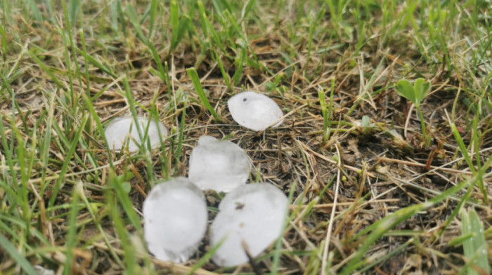 Meteoalarm na snazi u celoj Srbiji: Očekuju nas pljuskovi i grmljavina, meteorolozi upozoravaju i na grad