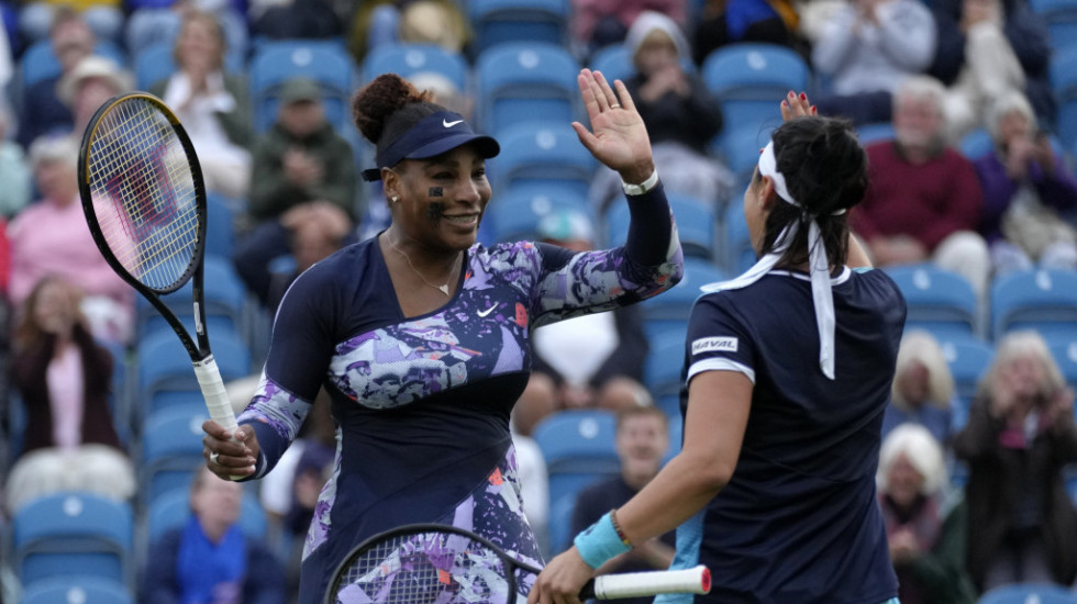 Serena Vilijams se vratila na teren posle godinu dana i pobedila u parovima na turniru u Istbornu