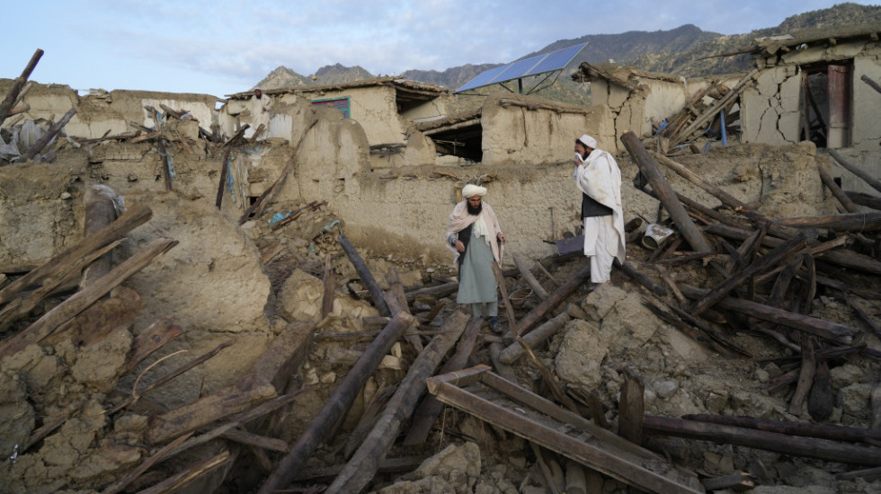 Avganistanci golim rukama pretražuju ruševine u potrazi za najdražima: "U kući sam izgubio 12 članova porodice"