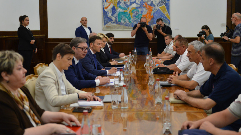 Radnici Fijata došli na pregovore u Predsedništvo Srbije - Vučić: Mislim da smo blizu dogovora