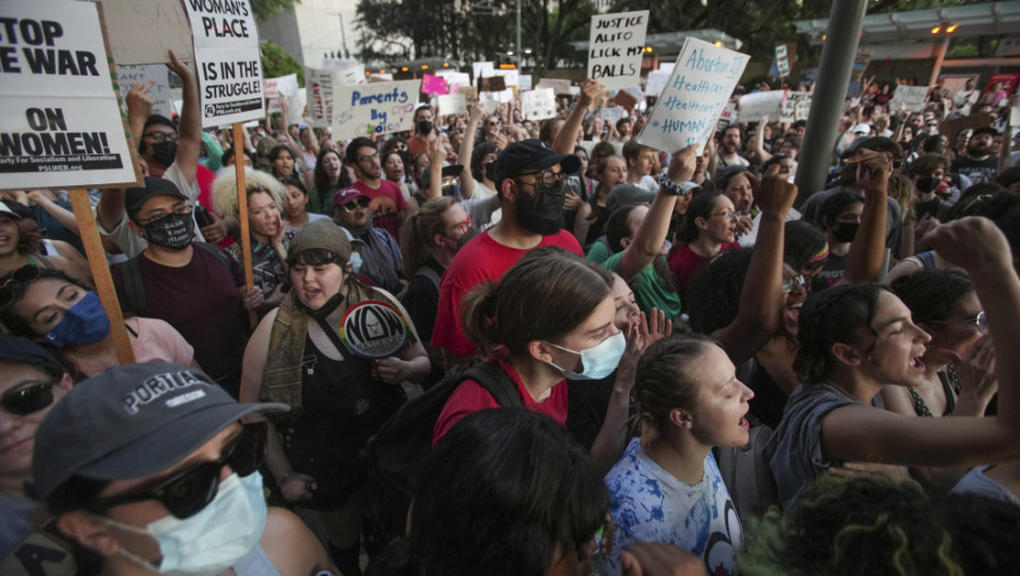 Protesti u SAD zbog odluke Vrhovnog suda o abortusu, određene klinike već počele da se zatvaraju