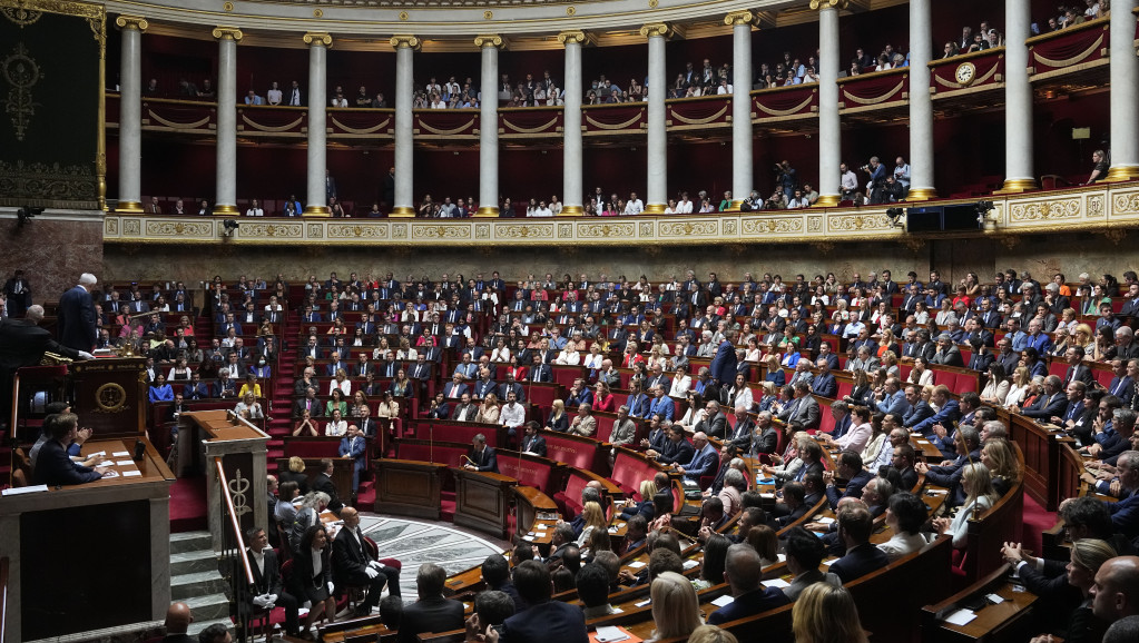 Marin le Pen najavila podršku zahtevu levice  za izglasavanje nepoverenja vladi