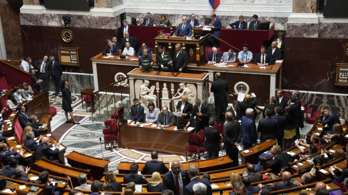 Poslanici u Francuskoj raspravljaju o predlogu da se izglasa nepoverenje vladi