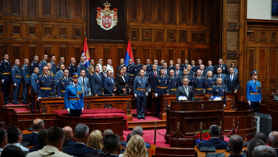 Sablje i mačevi uručeni oficirima za uspešno Generalštabno usavršavanje