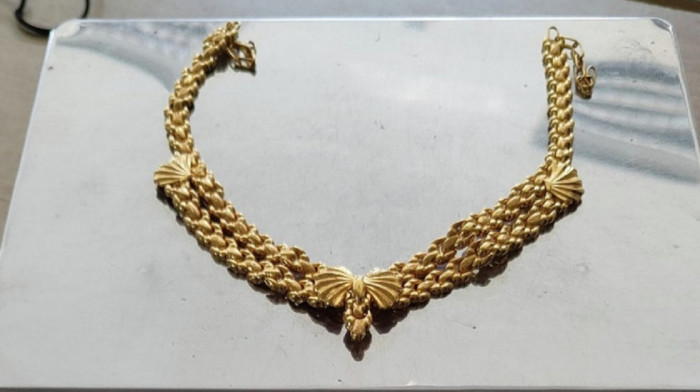 Na Gradini zaplenjeno više od pola kilograma zlata - u dečijoj torbici neseser sa 37 ogrlica, narukvica i prstenja
