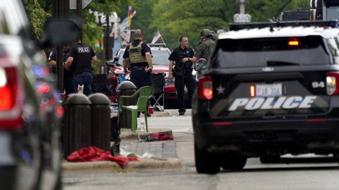 Najmanje šest žrtava u pucnjavi na paradi u Ilinoisu, osumnjičeni u bekstvu