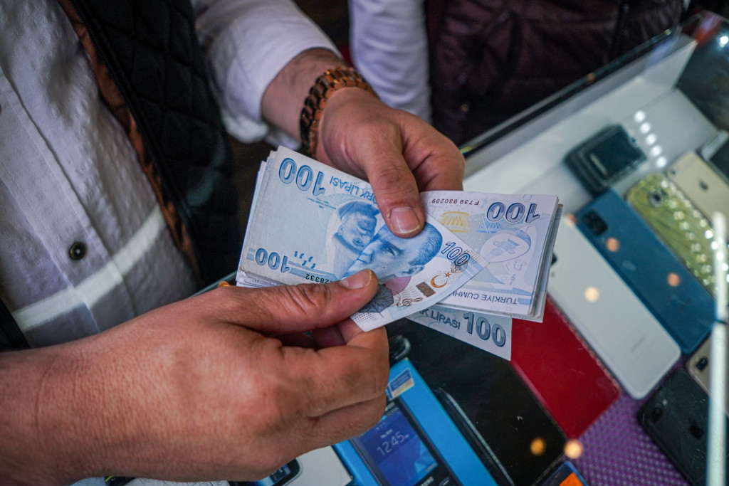 Turska lira na istorijskom minimumu nakon odluke o povećanju minimalca