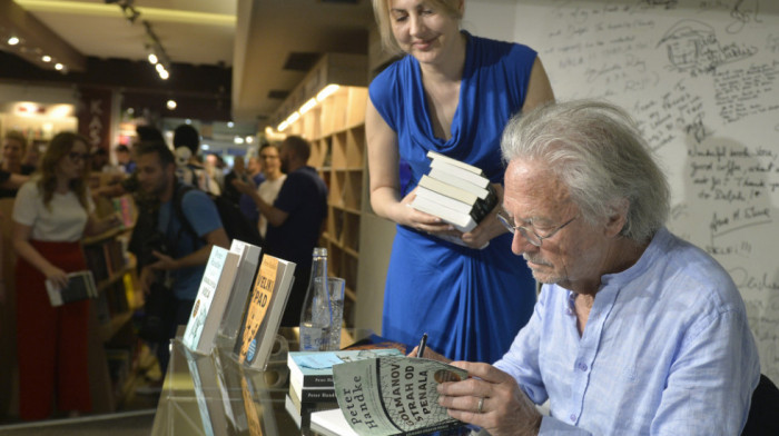 Nobelovac Peter Handke u Beogradu - potpis na ćirilici na zidu knjižare