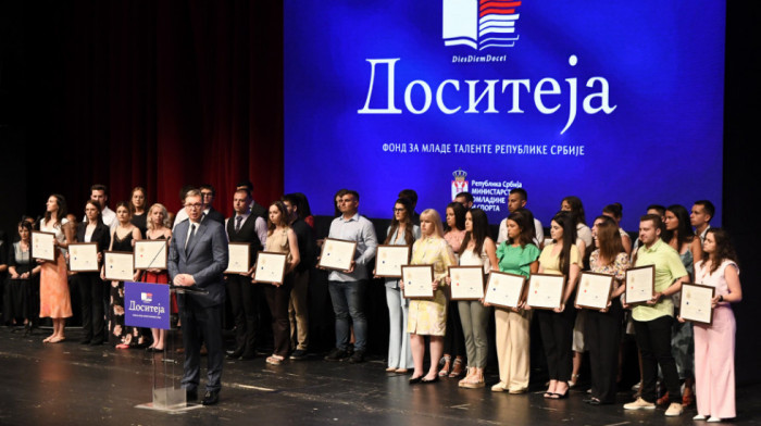 Predsednik Srbije uručio stipendije "Dositeja" najboljim studentima: Država i društvo računaju na najbolje