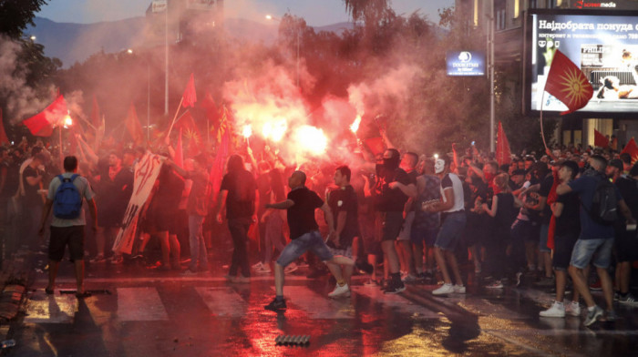 Haos na ulicama Skoplja zbog francuskog predloga u EU – desetine povređenih, premijer: Nasilje i mržnja nisu rešenje