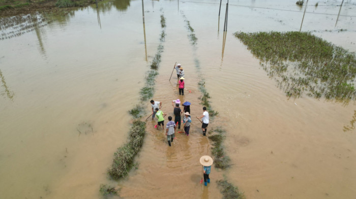 Poplave izazvale probleme u Kini, ljudima rečeno da odlože odlazak na posao, najavljene nove oluje