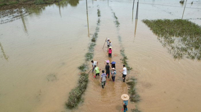 Poplave izazvale probleme u Kini, ljudima rečeno da odlože odlazak na posao, najavljene nove oluje