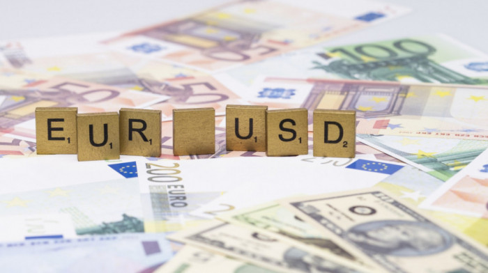 Dolar se oporavlja od oštrog pada, evro postojan