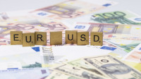 Stručnjaci o finansijskoj dilemi: Da li menjati ušteđene evre u dolare čija vrednost raste zavisi od nekoliko faktora
