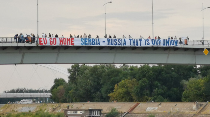 Na Varadinskom mostu osvanuo transparent „Srbija – Rusija, to je naša unija“