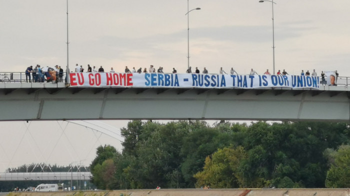 Na Varadinskom mostu osvanuo transparent „Srbija – Rusija, to je naša unija“