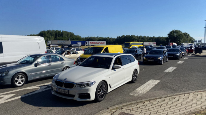 Na Gradini putnici čekaju sat vremena, na Gostunu pola sata