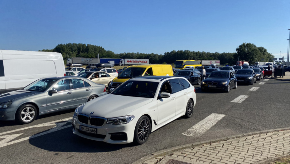 Na Gradini putnici čekaju sat vremena, na Gostunu pola sata